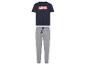 Een blauwe Marvel T-shirt en grijze joggingbroek.