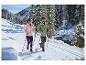 CRIVIT dames thermo-softshelljas, man en vrouw wandelen in besneeuwd landschap.