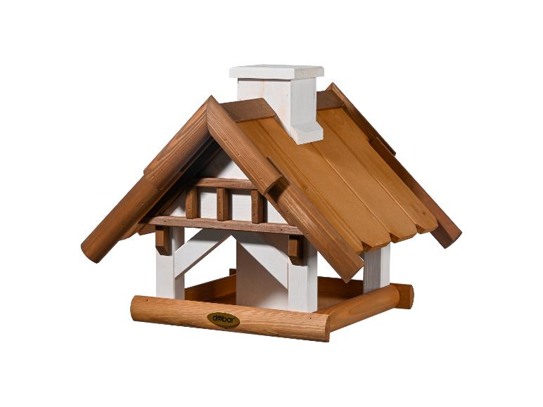Houten vogelvoederhuisje in de vorm van een huis met witte muren en een bruin dak.