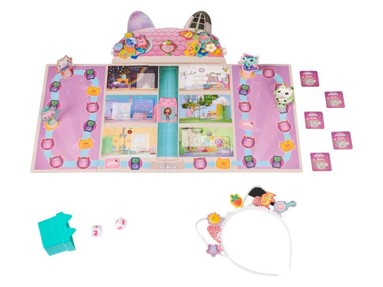 Gabby's Dollhouse bordspel met figuren, dobbelstenen en hoofdband.