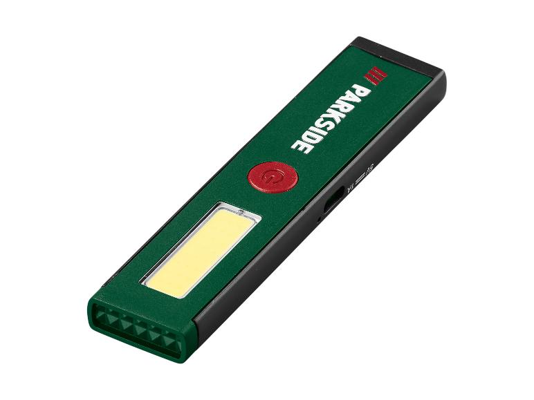 Groene en zwarte Parkside zaklamp met rode aan/uit-knop en geel lichtpaneel.
