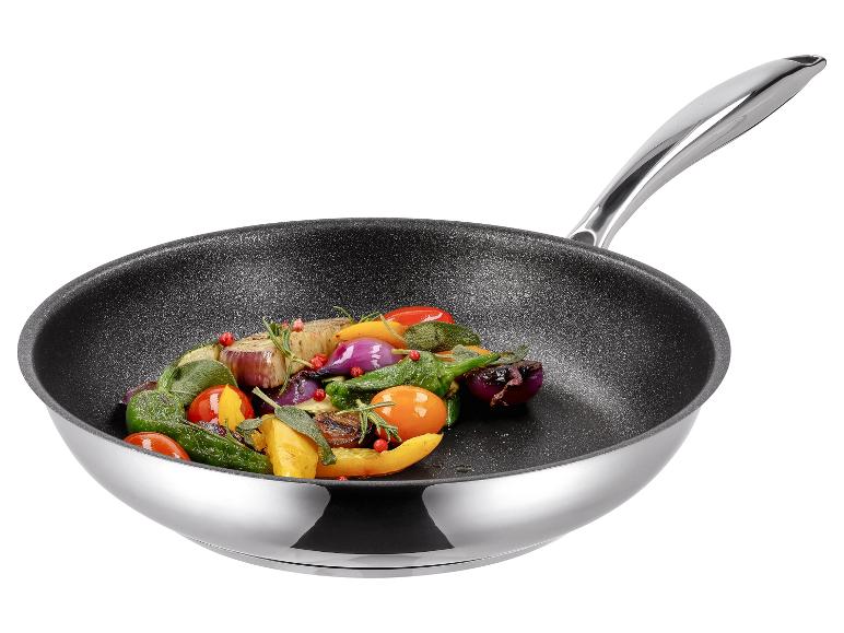 Koekenpan met geroosterde groenten zoals paprika, uien en aubergine.