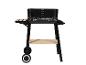 Zwarte barbecue op wielen met houten planken.