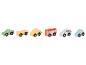 Een rij kleurrijke houten speelgoedauto's, waaronder een groene auto, een gele vrachtwagen, een oranje bus en twee personenauto's.
