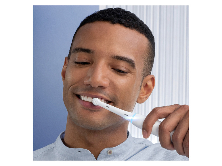 Ga naar volledige schermweergave: Oral-B Elektrische tandenborstel iO Series 7 - afbeelding 4