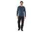 Man in een blauw shirt met lange mouwen en een zwarte werkbroek.