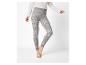 Grijze legging met kerstpatroon en witte gebreide trui