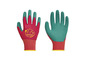 Een paar rode en groene werkhandschoenen van Parkside.