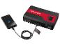 Draagbare powerbank met motorstartfunctie, laadt een smartphone op met 28% batterij.