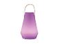 Paarse draagbare lamp met leren handvat.
