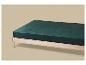 Bed met licht houten frame en donkergroen matras