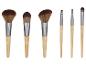 Set van zeven Cien Beauty make-upkwasten met houten handvatten en metalen hulzen.