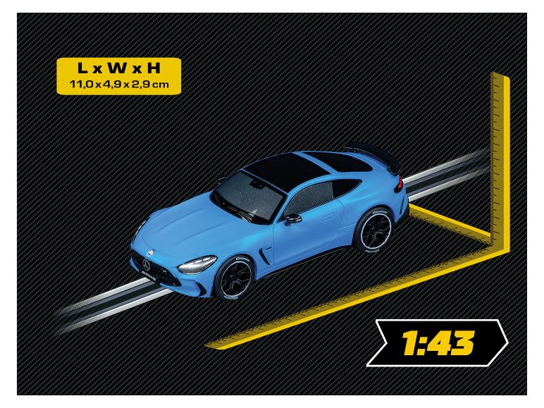 Carrera Mercedes-AMG GT 63 racebaanauto in lichtblauw, schaal 1:43 met afmetingen.