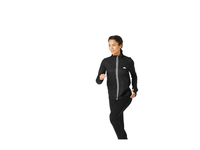 Vrouw in zwart hardloopjack en zwarte legging