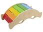 Gebogen houten balansbord met regenboogkleurige latten