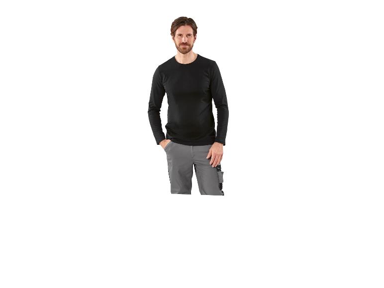 Man in zwart shirt met lange mouwen en grijze werkbroek.