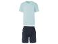 Pyjama set: lichtblauw t-shirt en donkerblauwe shorts.