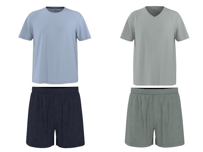 Twee sets herenpyjama's met T-shirts en korte broeken in lichtblauw en grijs.