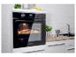 Zwarte inbouw oven met zelfgebakken brood erin, met digitale timer 15:20 en temperatuurknop.
