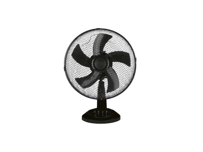 Zwarte staande ventilator met beschermrooster.