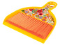 Een gele bezem en schep met bloemenprint.