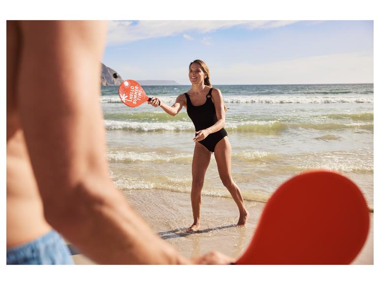 Strandspel: peddels en bal op het strand.