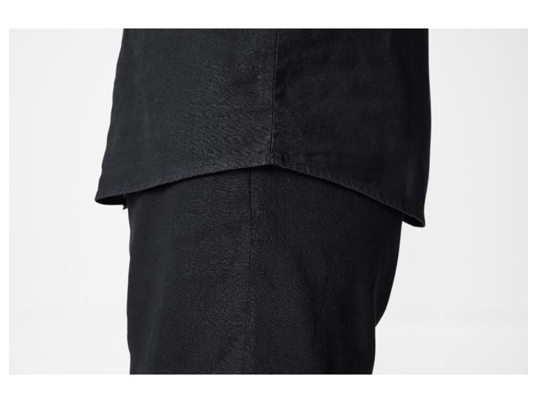 Zwarte linnen overhemd en broek.