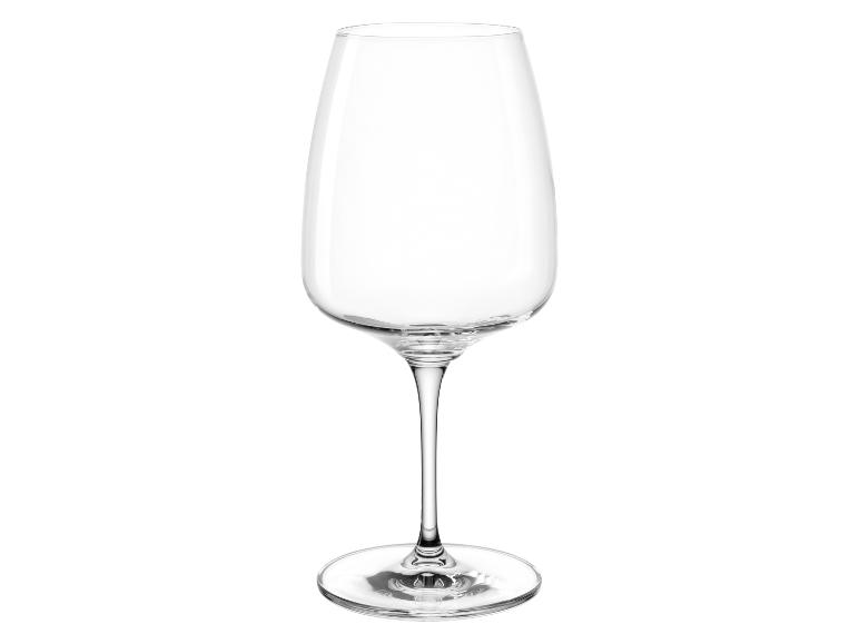 Leeg, elegant wijnglas met dunne steel op een witte achtergrond.