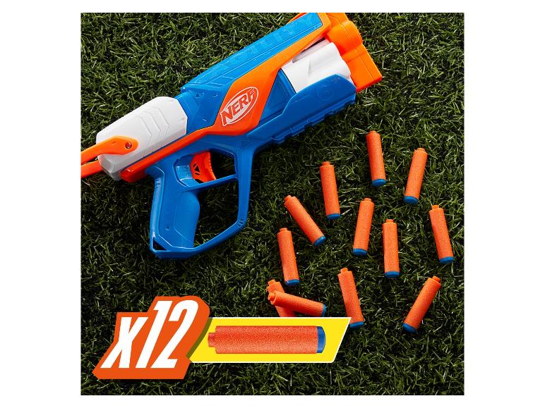 Blauw en oranje Nerf speelgoedpistool met 12 pijltjes op groen gras.