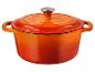 Oranje gietijzeren pan met deksel.