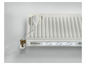 Een witte radiator met een slimme thermostaat en een ventilatiesysteem