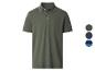 Donkergroen poloshirt met witte details op kraag en mouwen, met kleurstalen ernaast.