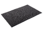 Een donkergrijze, pluizige badmat.