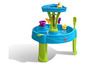 Een Step2 watertafel met een watermolen en speelgoed voor kinderen.