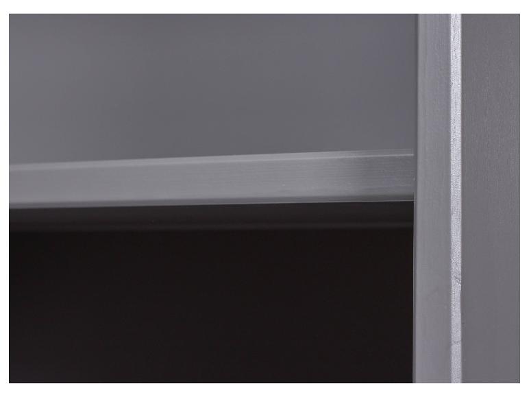 Close-up van een grijze houten boekenkast.