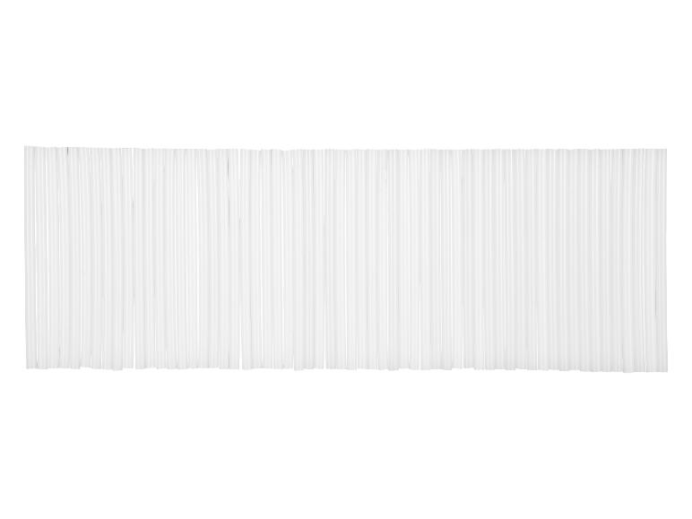 Een rij witte drinkrietjes.