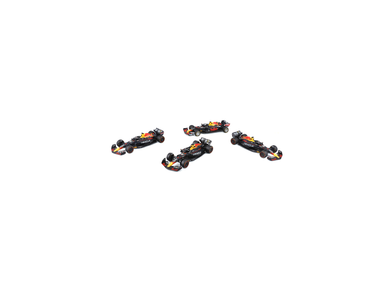 Vier miniatuur raceauto's met zwarte, rode en gele kleuren, gerangschikt op een wit oppervlak.