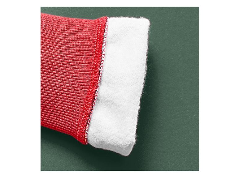 Close-up van een rode katoenen mouw met een witte fleece voering.