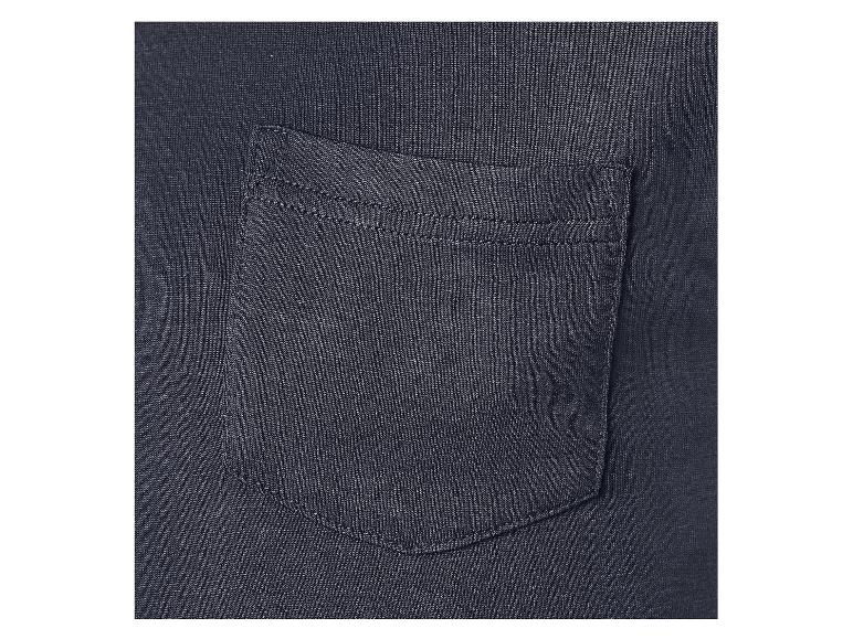 Close-up van een donkerblauw T-shirt met borstzak.