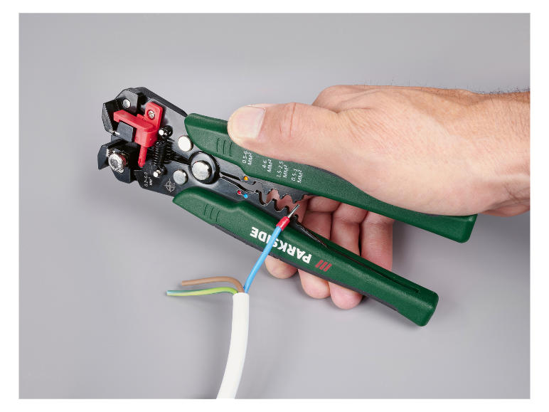 Een Parkside kabelstripper in een hand.