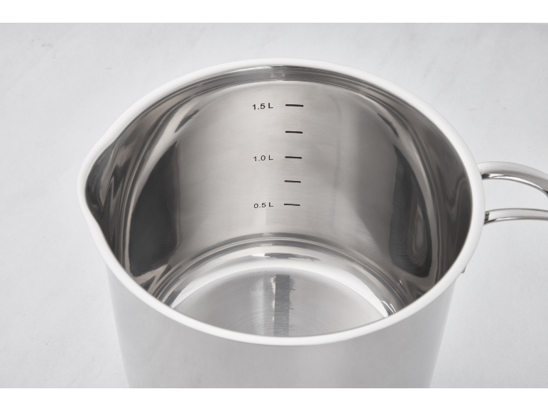 Roestvrijstalen pan met maatverdeling aan de binnenkant: 0,5 L, 1,0 L, 1,5 L.