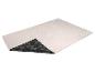 Lichtbeige badmat met geometrisch patroon en antislip onderkant met bloemmotief.