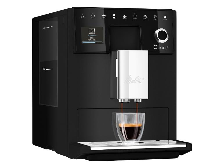 Zwart Melitta CI Touch koffiezetapparaat dat espresso zet in een glazen kop.