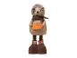 Decoratieve egel met sjaal, oranje blad en geruite manchetten