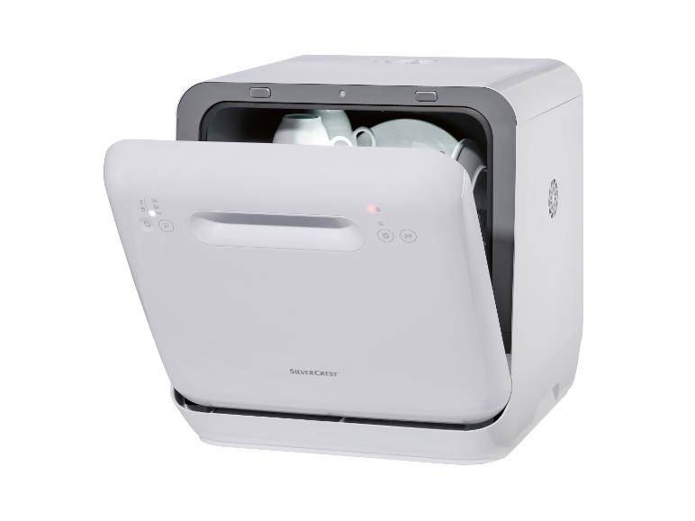 Open SilverCrest compacte vaatwasser met borden en kopjes erin.