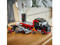 Speelgoedvrachtwagen en raceauto met twee minifiguren op een houten ondergrond.