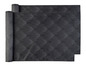 Twee zwarte placemats met een geometrisch patroon.