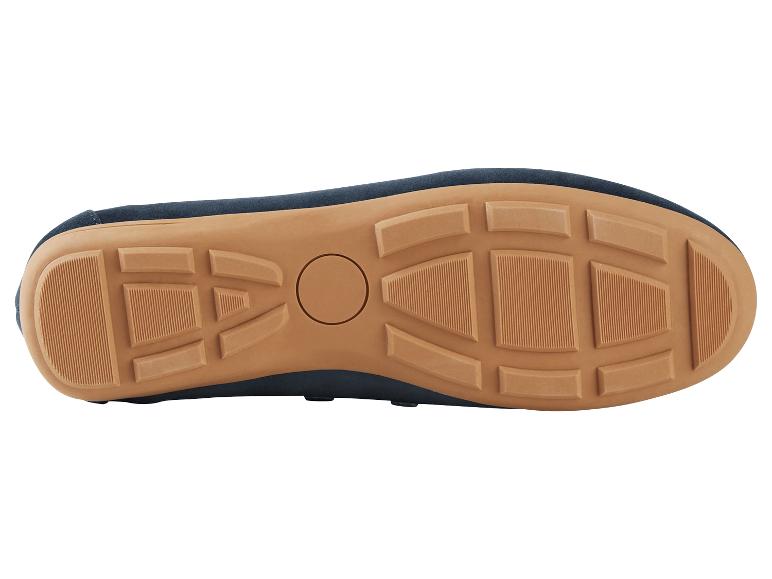 De onderkant van een paar blauwe suède schoenen met een bruine zool.