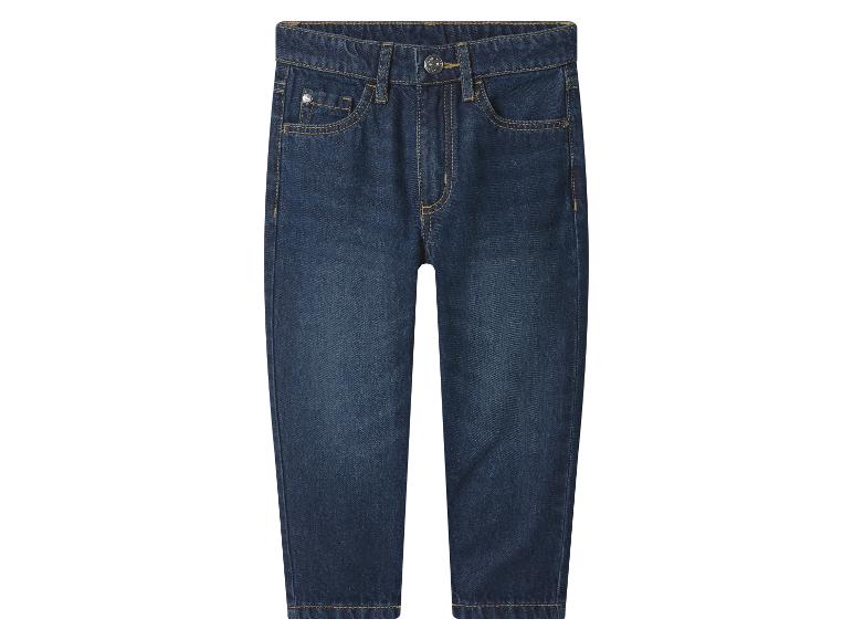 Donkerblauwe kinderjeans met gele stiksels.