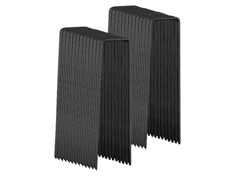 Twee stapels zwarte tuinpalen voor het bevestigen van netten of stoffen